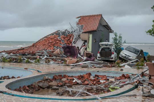 Ξεκληρίστηκε συγκρότημα από το τσουνάμι στην Ινδονησία [βίντεο]