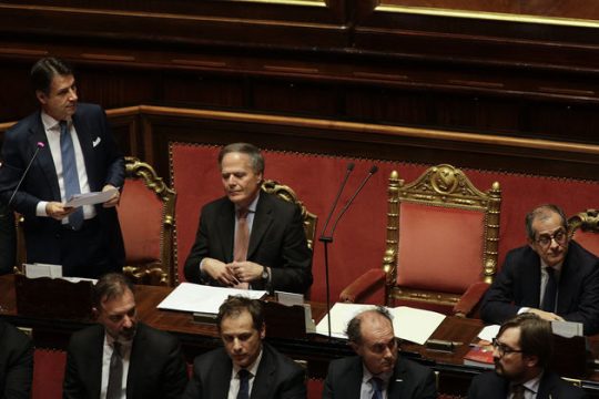 Η Ρώμη αποφεύγει τις κυρώσεις