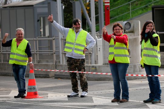 Έκτακτα αστυνομικά μέτρα κατά των «κίτρινων γιλέκων»