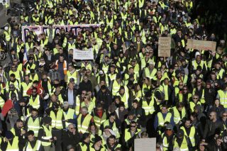 «Μπλόκα» κατά Μακρόν στον δρόμο και στη Βουλή