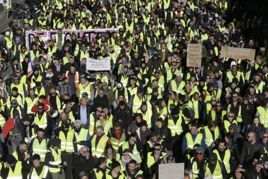 «Μπλόκα» κατά Μακρόν στον δρόμο και στη Βουλή