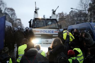 Λιγοστεύουν, αλλά δεν υποχωρούν τα «κίτρινα γιλέκα»