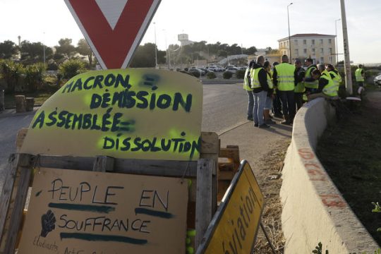 Τα κίτρινα γιλέκα… ξεγυμνώνουν τον «βασιλιά»