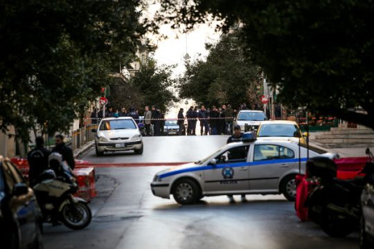 Έκρηξη στο Κολωνάκι, τραυματίστηκαν αστυνομικός και νεωκόρος