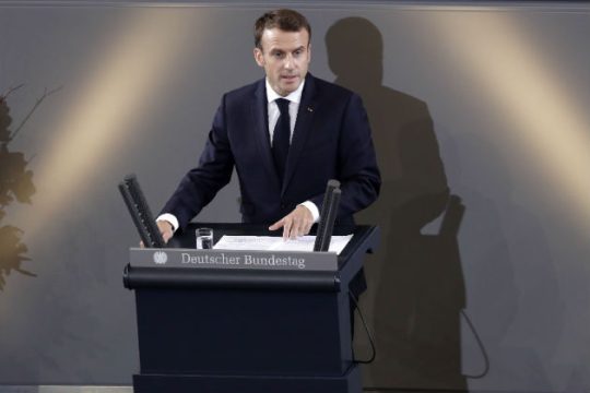 Ράβε-ξήλωνε απ’ τον Μακρόν σε εξαγγελίες προς τα «κίτρινα γιλέκα»