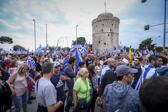 Μακεδονομάχοι με «κίτρινα γιλέκα» κατά Τσίπρα στη Θεσσαλονίκη