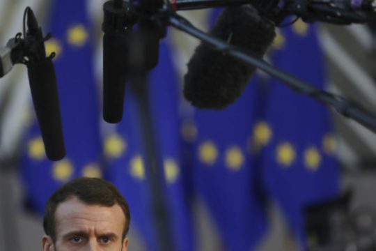 Δεν σταματάει ο κατήφορος για τη δημοτικότητα του Μακρόν