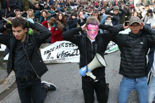 Μετά τα «κίτρινα γιλέκα» πρόταση μομφής και «μαύρη Τρίτη»