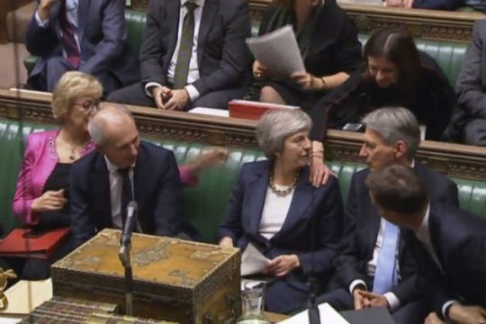 Brexit: Μάχη επιβίωσης για τη Μέι με όλα τα σενάρια ανοιχτά