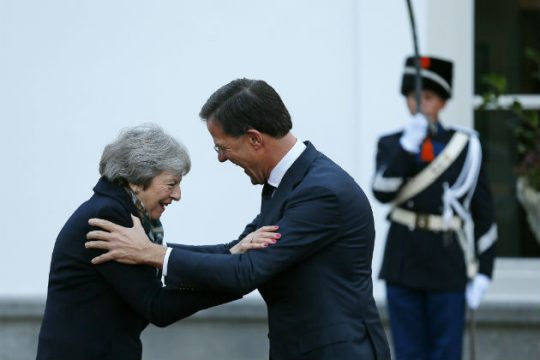 Η Τερέζα Μέι αναζητεί σανίδα σωτηρίας στην Ε.Ε., εισπράττει «όχι»