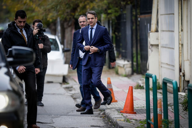 Στηρίζει τον ανιψιό για να… διεμβολίσει τον θείο