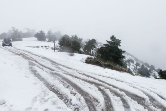 Με χρήση αντιολισθητικών αλυσίδων η κίνηση στη Λ. Πάρνηθος