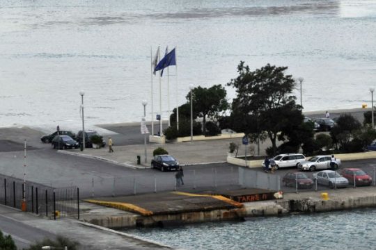 Απέπλευσε το πλοίο που προσέκρουσε στο λιμάνι της Πάτρας