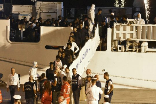 Γιατί χαίρεται ο Σαλβίνι και χαμογελάει, Μακρόν;