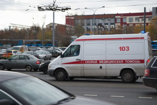 Νεκροί και τραυματίες από κατάρρευση τμήματος πολυκατοικίας στη Ρωσία