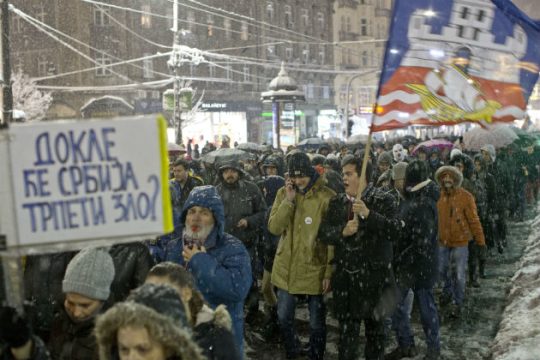 Χιλιάδες διαδηλωτές κατά του Βούτσιτς στο Βελιγράδι