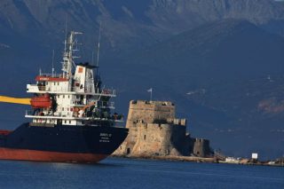 Αποκολλήθηκε το φορτηγό πλοίο που είχε προσαράξει στο Ναύπλιο