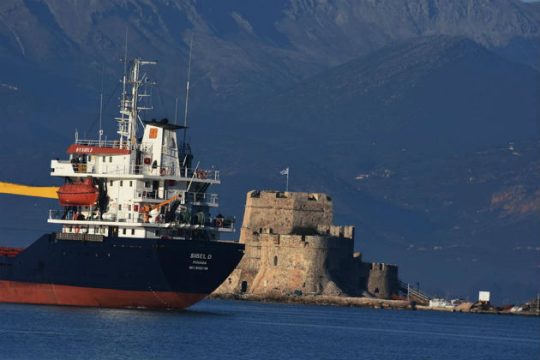 Αποκολλήθηκε το φορτηγό πλοίο που είχε προσαράξει στο Ναύπλιο