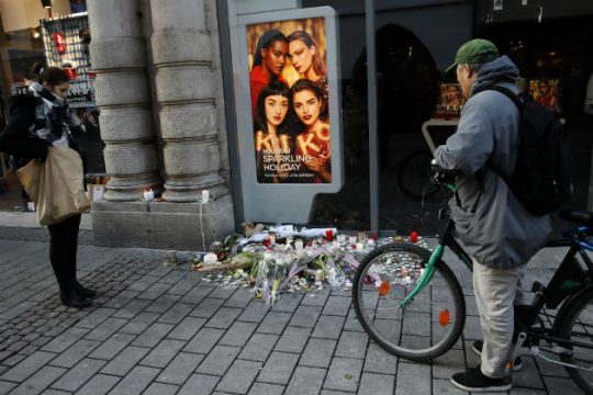 Τρίτη πρωί: πρωτεύουσα των Χριστουγέννων – Τετάρτη πρωί: «πρωτεύουσα» του φόβου