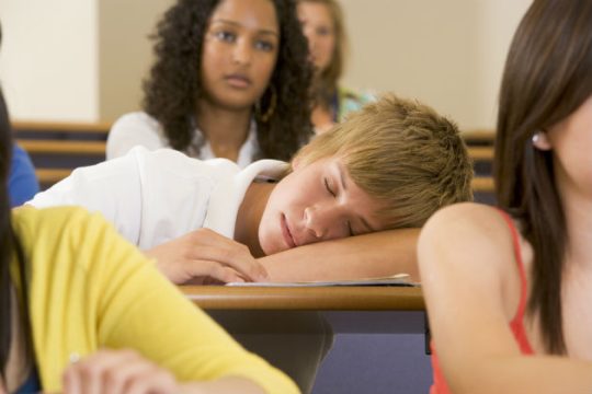 Περισσότερος ύπνος, καλύτεροι βαθμοί και λιγότερες απουσίες