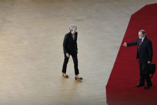 «Φρένο» των «27» στην Τερέζα Μέι