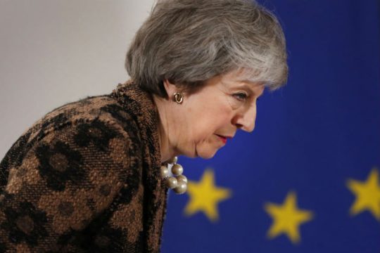 Επιχείρηση Μέι να καταπνίξει τα αιτήματα για νέο δημοψήφισμα