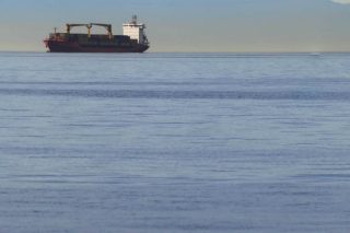Θαλάσσια ρύπανση από φωτιά σε σκάφος στη Γλυφάδα