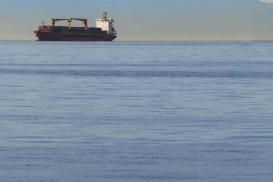Θαλάσσια ρύπανση από φωτιά σε σκάφος στη Γλυφάδα