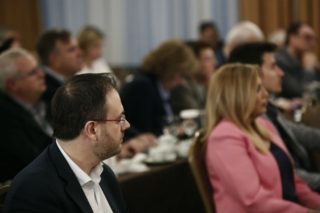 Μένουν οι διαφορές, πέφτουν οι τόνοι