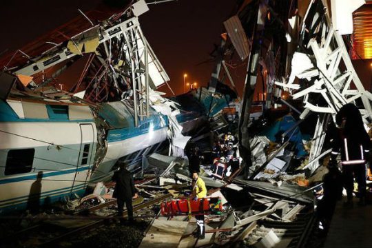 Σύγκρουση τρένων με νεκρούς και τραυματίες στην Τουρκία