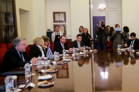 Συνεργασία προς όφελος και των τριών