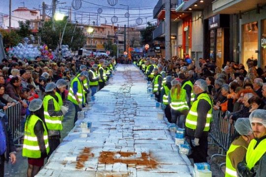 Βασιλόπιτα με 20.000 κομμάτια και 200 φλουριά στο Περιστέρι