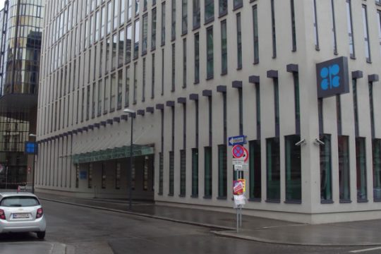 Μειώνει την παραγωγή ο ΟΠΕΚ, περιμένει τη Μόσχα