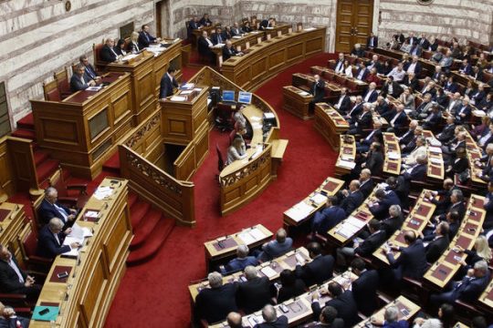 Ομόφωνο «ναι» από τη Βουλή για τις συντάξεις