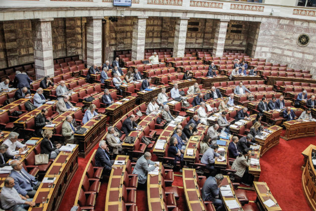 Σύγκρουση στη Βουλή για τις κυβερνητικές τροπολογίες