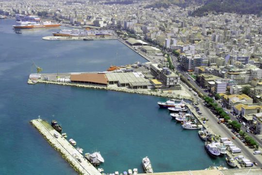 Το «Superfast 2» προσέκρουσε στο λιμάνι της Πάτρας