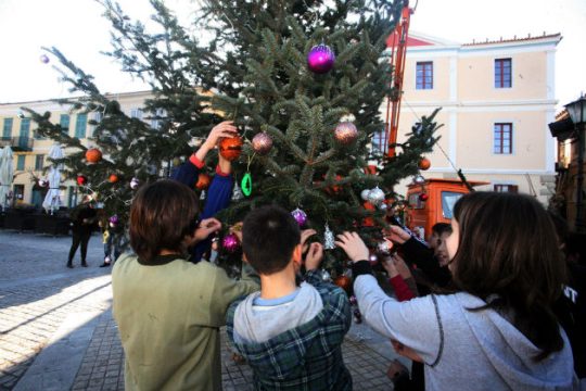 Χριστούγεννα: Πότε κλείνουν και πότε ανοίγουν τα σχολεία