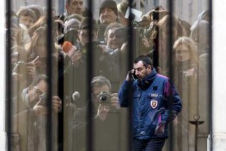 Κίτρινα γιλέκα, μελανόχρωμοι χιτώνες και ευρωεκλογές