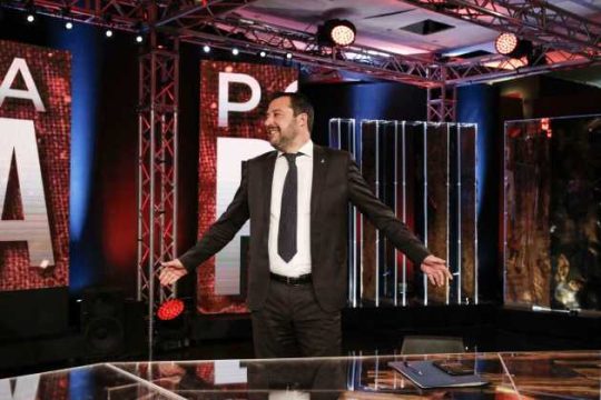 Ο Σαλβίνι «επενδύει» στο μεταναστευτικό και αποφεύγει τους δικαστές