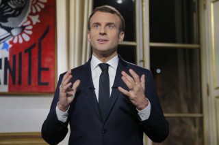«Πριονίζοντας» τον Μακρόν