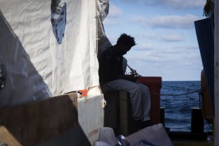 Διπλή «ναυμαχία» στην Ιταλία για τους 49 ναυαγούς