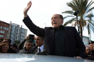 Ο Μπερλουσκόνι επιστρέφει και ξαναφλερτάρει με τον Σαλβίνι