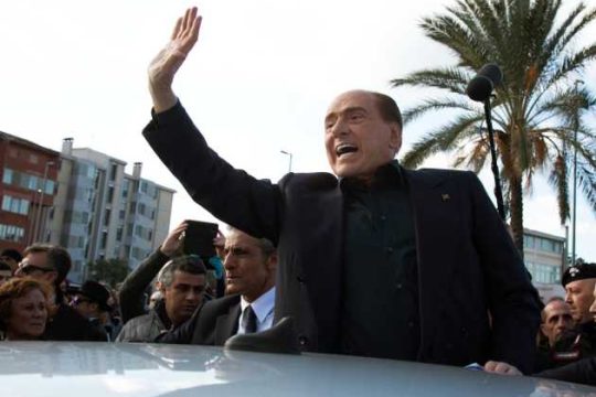 Ο Μπερλουσκόνι επιστρέφει και ξαναφλερτάρει με τον Σαλβίνι