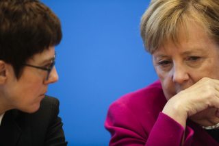 Ανακινεί την πολιτική της Μέρκελ η Ανεγκρετ Κραμπ-Καρενμπάουερ