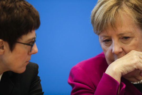 Ανακινεί την πολιτική της Μέρκελ η Ανεγκρετ Κραμπ-Καρενμπάουερ