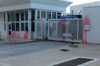 Επίθεση «Ρουβίκωνα» με μπογιές στην αμερικανική πρεσβεία