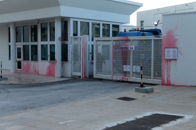 Επίθεση «Ρουβίκωνα» με μπογιές στην αμερικανική πρεσβεία