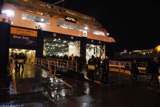Το «Blue Star Delos» έκανε ποδαρικό στο λιμάνι του Πειραιά