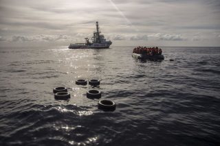 Οι μετανάστες πνίγονται, η Ιταλία σφυρίζει αδιάφορα