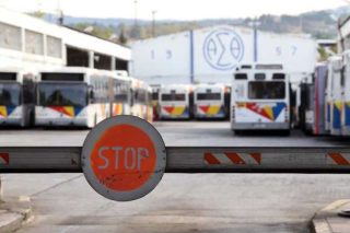 Αλληλοκατηγορίες για το ποιος φταίει και δεν κυκλοφόρησαν τα λεωφορεία